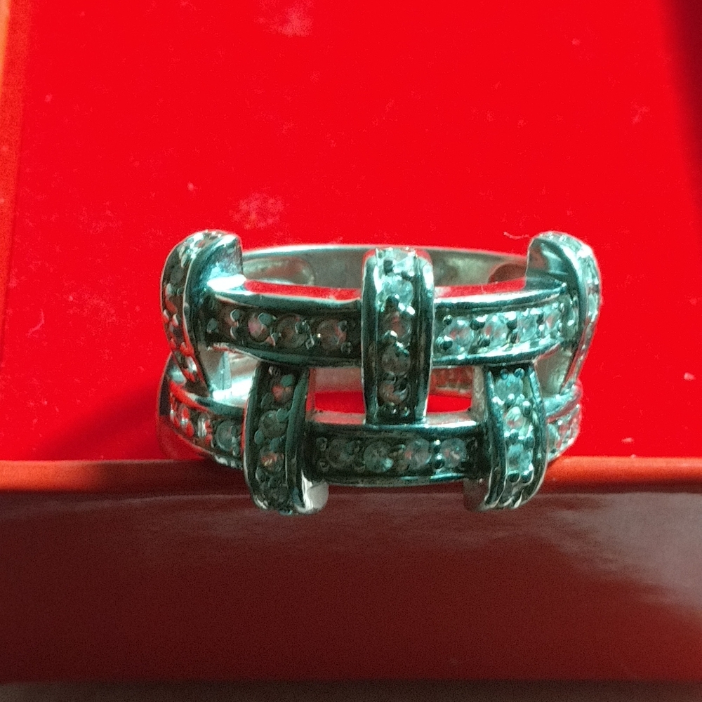 Stylish Silver Women's Ring with Intricate Design